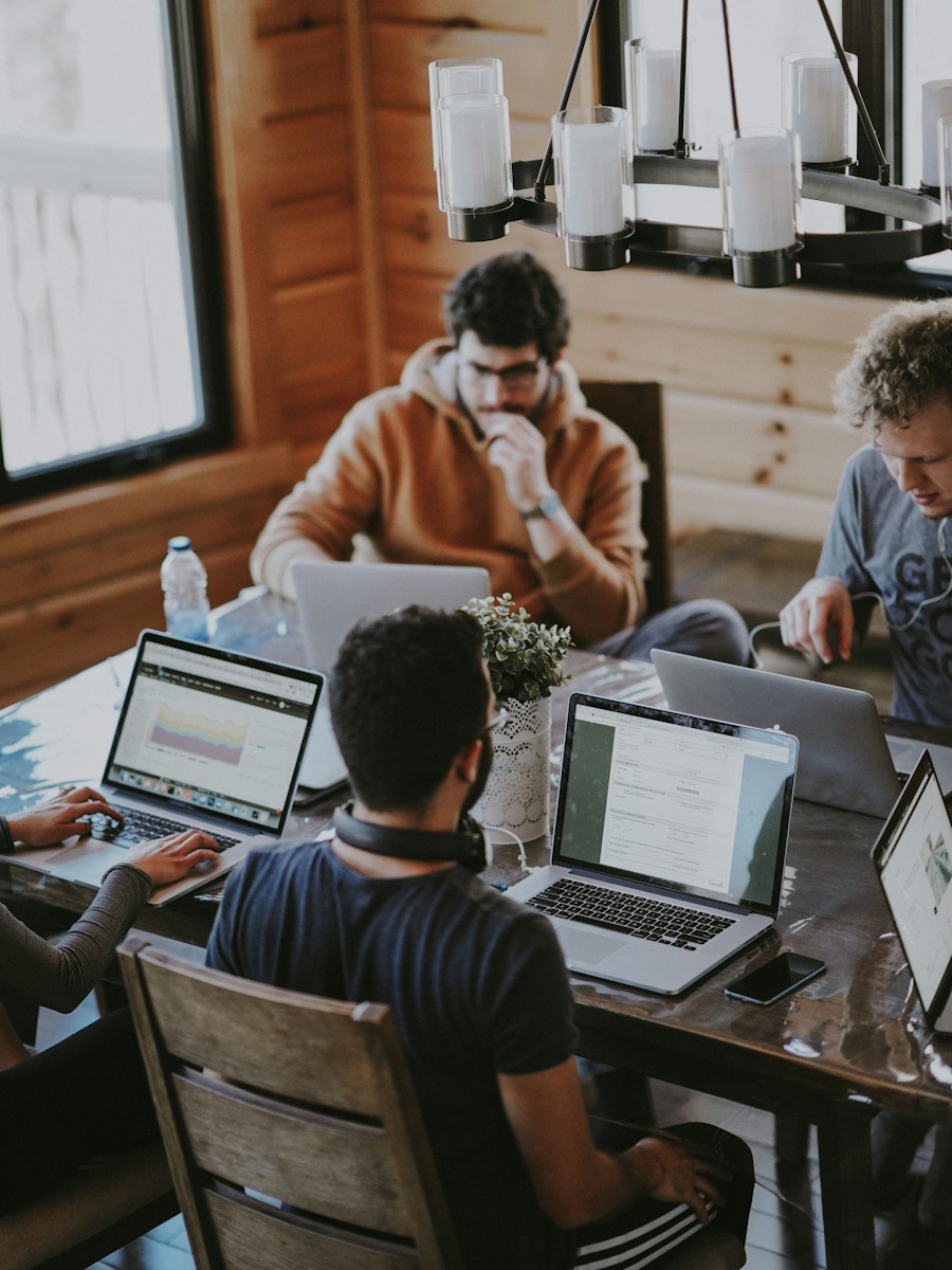 Professionnels réunis dans leur environnement de travail