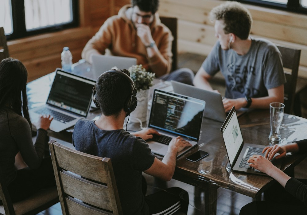 Équipe au travail autour d'une table